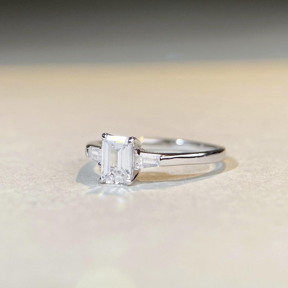 【#161】0.8 CT Emerald Cut Four Claws Moissanite Ring In 925 Sterling Silver